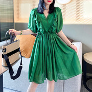 绿色连衣裙女夏季收腰2023高腰泡泡袖裙子欧货欧洲站