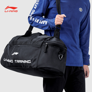 李宁单肩背包斜跨健身包男旅行包，篮球训练运动包，桶包大容量拎包
