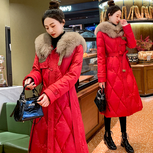 超好看鹅绒羽绒服，女长款2023冬装收腰时尚，洋气加厚红色外套