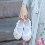 一双搭配女童汉服的精致绣花鞋，老北京布鞋，民族风公主鞋学生演出鞋