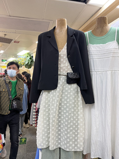 春季时尚韩版通勤风，韩国东大门小众，设计感波点蕾丝透视背心连衣裙