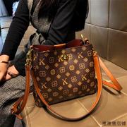 香港品牌复古真皮斜跨包包，女2024流行通勤手提小包，单肩水桶包