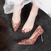 高档卓诗骆潮牌尼驼媚爱婚鞋，秀禾鞋婚鞋红色，中式新娘鞋铆钉高跟