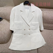 女士白色短袖双排扣外套修身版型，西服领型经典四口袋手工制作女款