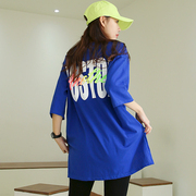 蓝色短袖t恤女中长款宽松撞色字母印花半袖，大码上衣2024夏季韩版