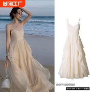 吊带连衣裙茶系穿搭海边度假裙2024茶歇法式白色裙子小个子