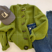 绿色牛角扣针织开衫女秋冬欧货浣熊，绒加厚冬季外穿毛衣外套高级感