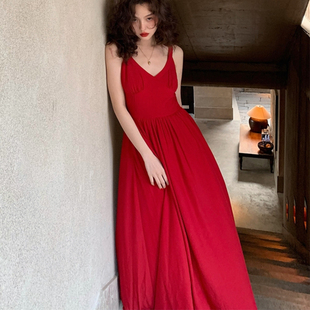 法式复古红色V领吊带连衣裙女夏季胖mm气质性感抽褶显瘦长裙