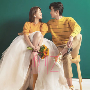 韩式内景影楼服装情侣婚纱照，黄色毛衣套装唯美艺术照，摄影服饰