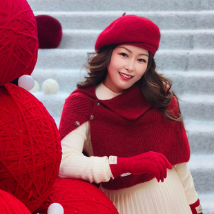 珍千红董艺穿搭小红帽三件套新年圣诞红色旅行拍照保暖披肩