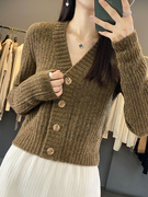 秋冬毛衣女单排扣v领开衫，加厚短款外搭宽松显瘦纯色羊毛长袖针织