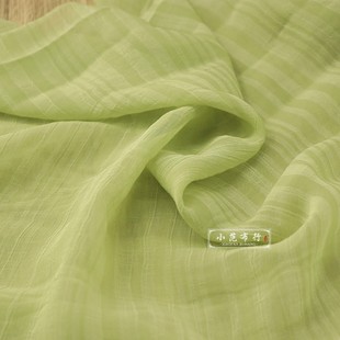 亲亲我的青青浅绿色肌理，褶皱条纹雪纺，布料轻柔丝巾罩衫夏季面料