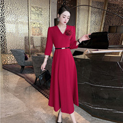 秋装法式优雅气质赫本风v领简约设计感收腰，七分袖大摆连衣裙红裙