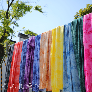 棉绸传统手工扎染布料民族，风蓝染古道茶席背景，布幔装饰人造棉面料