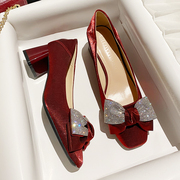 法式酒红色蝴蝶结水钻，高跟鞋2023年秋季百搭方头，粗跟绸缎单鞋