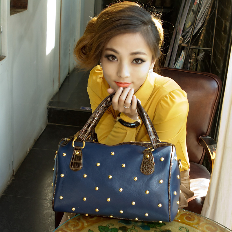 复古铆钉包手提斜...
