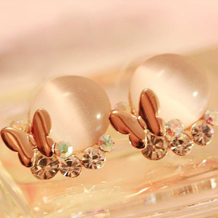 气质蝴蝶璀璨石耳钉...