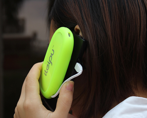 【奇葩物】手机吸盘式移动电源 边打电话边充