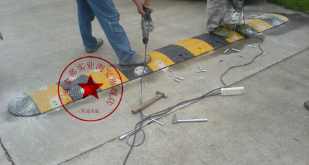 上海安装橡胶减速带 减速坡垫 橡胶减速垄 公路减速板 缓冲限速条在类目 五金/工具, 施工保护, 交通安全保护, 减速带\减速垄中 - 来自Buy2taobao.com提供专业的淘宝代购服务