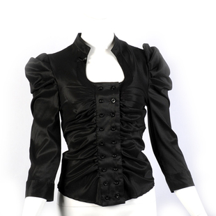 里面是黑色吊带的网纱裙,上身配什么衣服比较