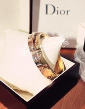Edison Chen con el dinero de Cartier anillo Cartier de oro rosa pulseras pareja eterna