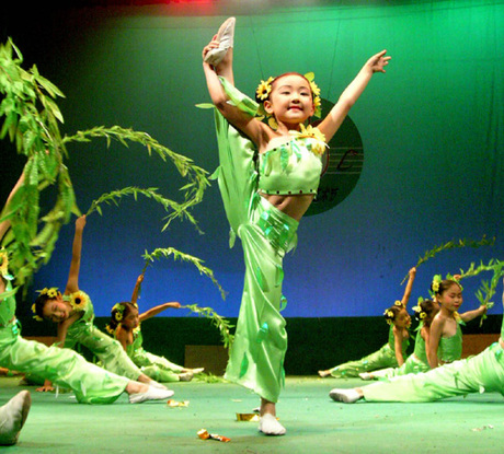 春天在哪里 儿童舞蹈表演演出服装 现代舞绿叶