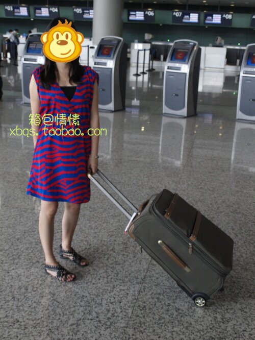 专柜价2200元 外交官DIPLOMAT/DH-1518A黑色/橄榄绿20寸拉杆箱