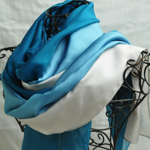 找一条女生带的围巾。整条围巾就三种颜色,蓝