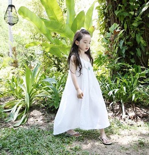 夏季女童吊带连衣裙儿童棉麻休闲白色连身裙拖地长裙度假裙写真