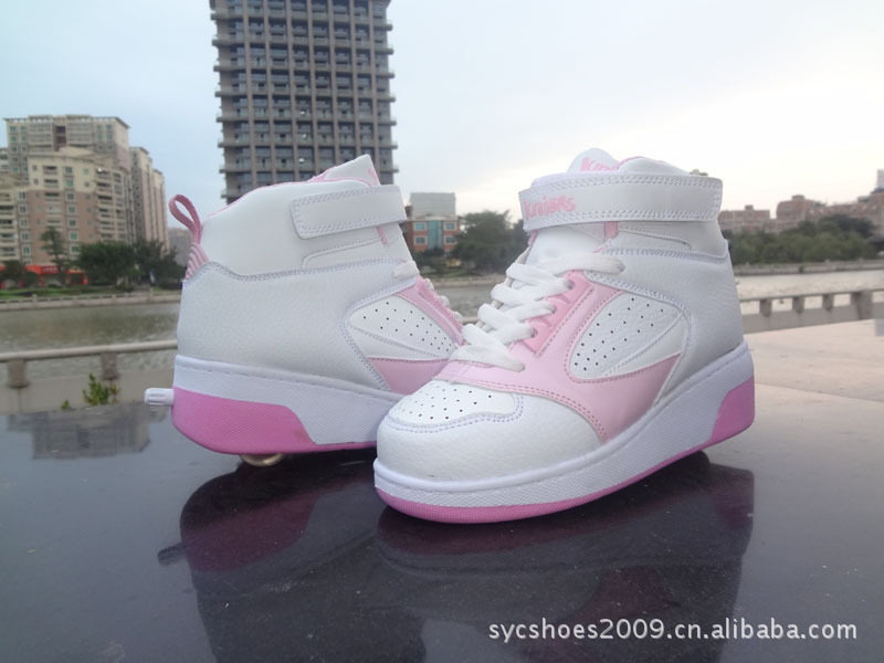 暴走鞋/新款热销飞行鞋滑轮鞋男<em>女鞋儿童</em>鞋单