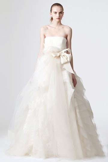 新款Vera Wang(王薇薇) 抹胸不对称婚纱带腰带蕾丝婚纱百褶婚纱 新款Vera Wang(王薇薇) 抹胸不对称婚纱带腰带蕾丝婚纱百褶婚纱