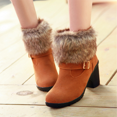 复古搭扣毛绒短靴...