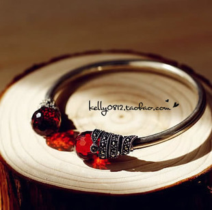  落红不是无情物，化作春泥更护花。 泰国手工 纯银石榴石手镯