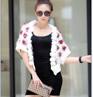 我想买一个这样的披肩式毛衫,前面是没有扣子