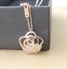 Chanel Chanel collar de camelia en oro rosa de 14 quilates de diamantes de titanio hueco modelos de cadena de joyería femenina