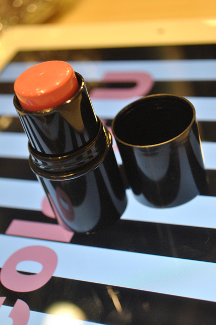 水漾胭脂膏 口红 腮红 两用唇膏 嫩粉色。。。