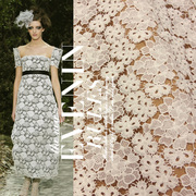 白色刺绣镂空水溶蕾丝，布料植物花朵提花牛奶丝，连衣裙旗袍服装面料