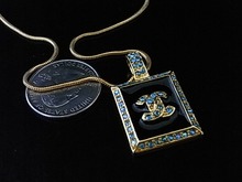 CHANEL Chanel negro diamante azul del esmalte acabado del chasis completo colgante de oro Collar logotipo de la marca