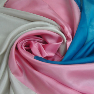 找一条女生带的围巾。整条围巾就三种颜色,蓝