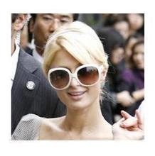 Estrella Hilton modelos gafas de sol DIOR gafas de sol blancas yurtas marco de vino tinto