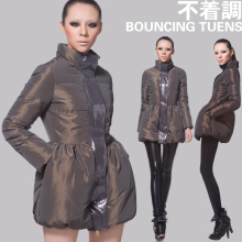 不着调 欧美风赫本款 90%白鸭绒 色织记忆面料 中长款修身羽绒服