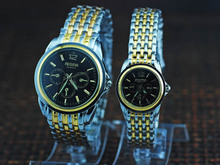 Dos relojes de acero regalos de moda amante sobre la mesa para forzar a la tendencia de alto grado de aparición de la tabla [59645]