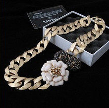 CHANEL Chanel contra los modelos de Chanel pulsera brazalete de diamantes de la camelia Día de San Valentín de regalo