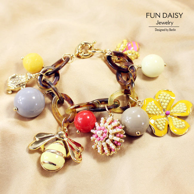 FUN DAISY 波西米亚花朵昆虫多挂坠手链 夸张甜美欧美风 FUN DAISY 波西米亚花朵昆虫多挂坠手链 夸张甜美欧美风