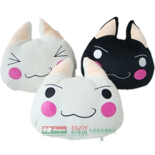 大小的毛绒狗狗玩具,整个面部表情是笑眯眯的