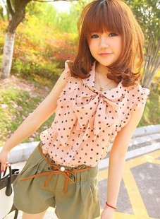 浅蓝色的<em>高腰牛仔短裤,配什么上衣好看</em>呢?本人