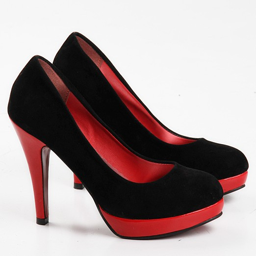 买双黑色的细高跟女鞋,跟是红色的,8分,是尖头