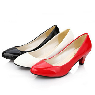  新款女鞋韩版圆头亮光漆皮中跟粗跟单鞋黑色白色工作鞋红色婚鞋