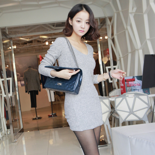 纯色简洁深圆领多色连衣裙...