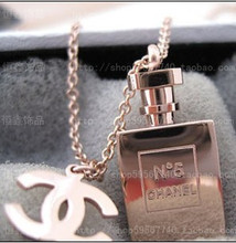 CHANEL Chanel sencillo collar y la moda de oro rosa de 14K doble frasco de perfume C colgando de titanio Collar de acero